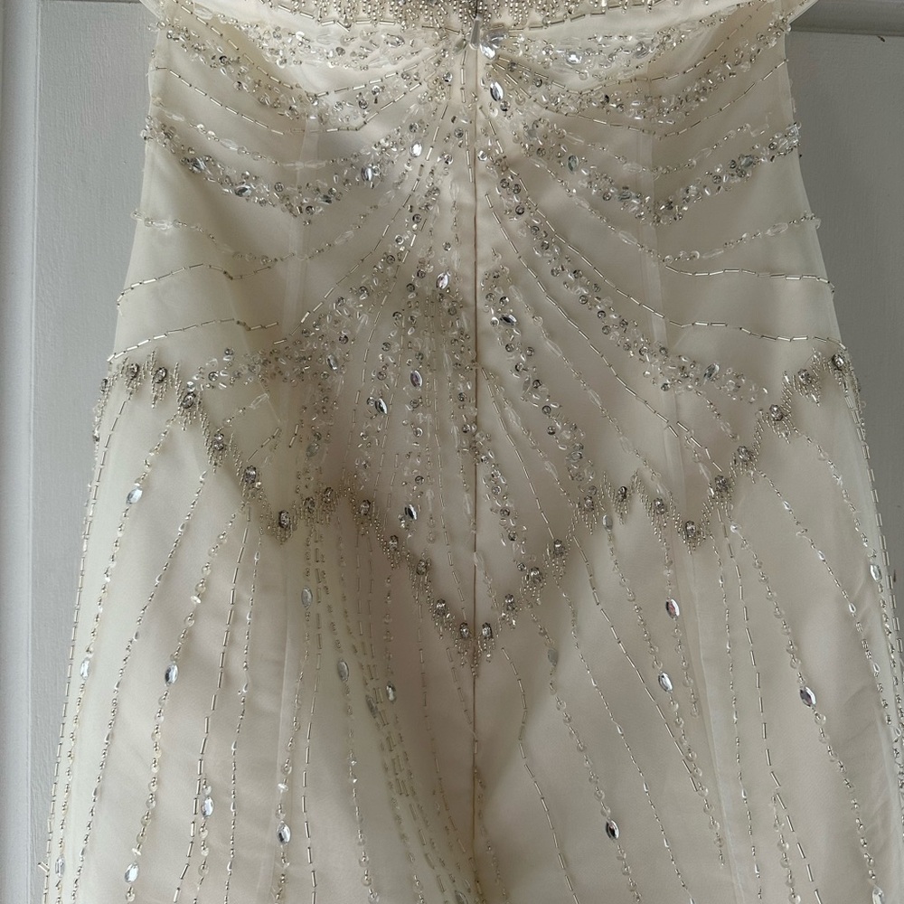 Elegant beaded ivory Wedding Dress with train - Picture 2 of 16